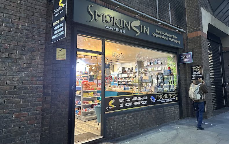 Shop called "Smokin' In" on Borough High Street